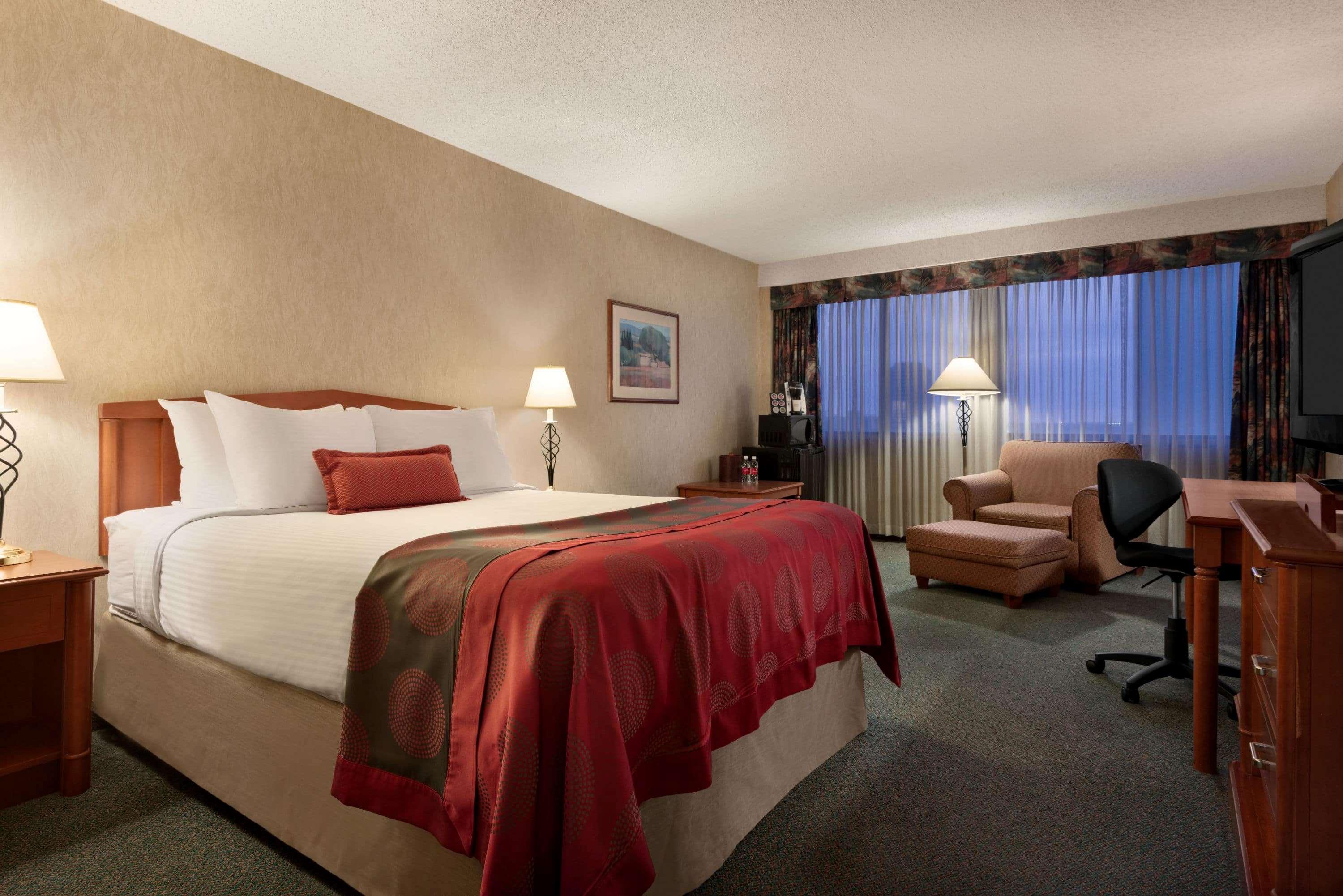 Ramada Plaza By Wyndham Regina Downtown Exterior foto
