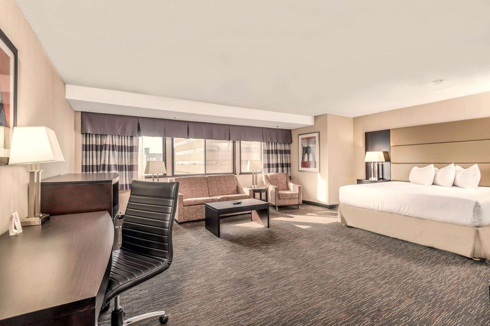 Ramada Plaza By Wyndham Regina Downtown Exterior foto